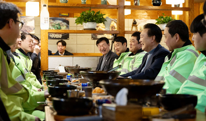 [서울=뉴시스] 윤석열 대통령이 설 연휴 첫날인 9일 서울 동작구 한 식당에서 환경공무관들과 만나 떡국으로 조찬을 하며 대화하고 있다. (사진=대통령실 제공) 2024.02.09. photo@newsis.com *재판매 및 DB 금지