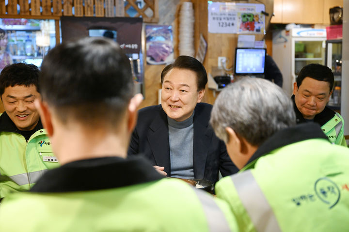 [서울=뉴시스] 윤석열 대통령이 설 연휴 첫날인 9일 서울 동작구 한 식당에서 환경공무관들과 만나 떡국으로 조찬을 하며 대화하고 있다. (사진=대통령실 제공) 2024.02.09. photo@newsis.com *재판매 및 DB 금지