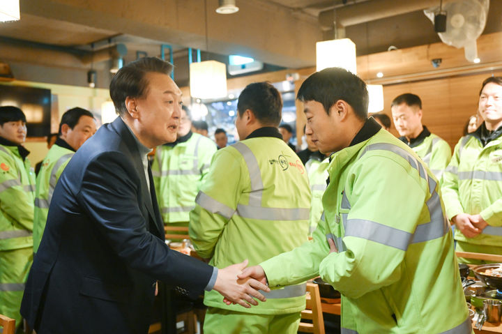 [서울=뉴시스] 윤석열 대통령이 설 연휴 첫날인 9일 서울 동작구 한 식당에서 환경공무관들과 만나 조찬에 앞서 인사하고 있다. (사진=대통령실 제공) 2024.02.09. photo@newsis.com *재판매 및 DB 금지