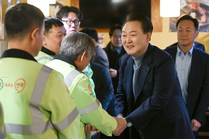 [서울=뉴시스] 윤석열 대통령이 설 연휴 첫날인 9일 서울 동작구 한 식당에서 환경공무관들과 만나 조찬에 앞서 인사하고 있다. (사진=대통령실 제공) 2024.02.09. photo@newsis.com *재판매 및 DB 금지