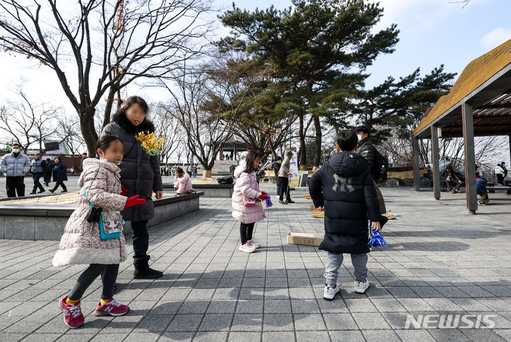 [서울=뉴시스] 정병혁 기자 = 설 연휴 첫날인 9일 서울 중구 남산공원을 찾은 시민들이 투호, 윷놀이, 제기차기 등 전통놀이를 즐기고 있다. 2024.02.09. jhope@newsis.com