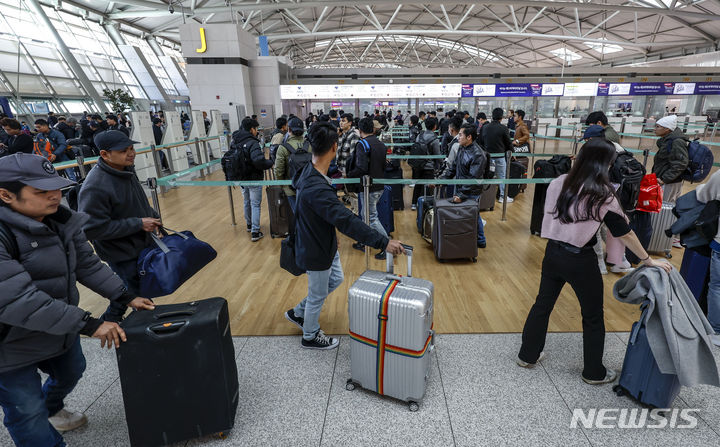 [인천공항=뉴시스] 정병혁 기자 = 설 연휴 첫날인 9일 인천국제공항 1터미널 출국장이 여행객들로 북적이고 있다. 2024.02.09. jhope@newsis.com