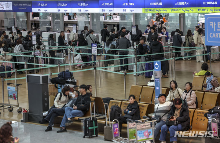 [인천공항=뉴시스] 정병혁 기자 = 설 연휴 첫날인 9일 인천국제공항 1터미널 출국장이 여행객들로 북적이고 있다. 2024.02.09. jhope@newsis.com