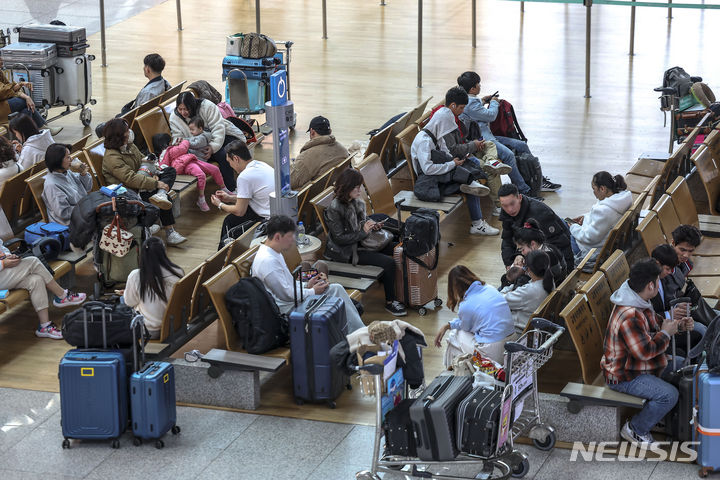 [인천공항=뉴시스] 정병혁 기자 = 설 연휴 첫날인 9일 인천국제공항 1터미널 출국장이 여행객들로 북적이고 있다. 2024.02.09. jhope@newsis.com