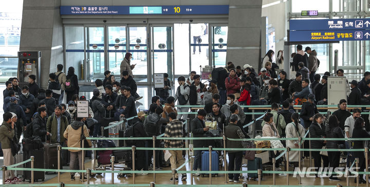 [인천공항=뉴시스] 정병혁 기자 = 설 연휴 첫날인 9일 인천국제공항 1터미널 출국장이 여행객들로 북적이고 있다. 2024.02.09. jhope@newsis.com