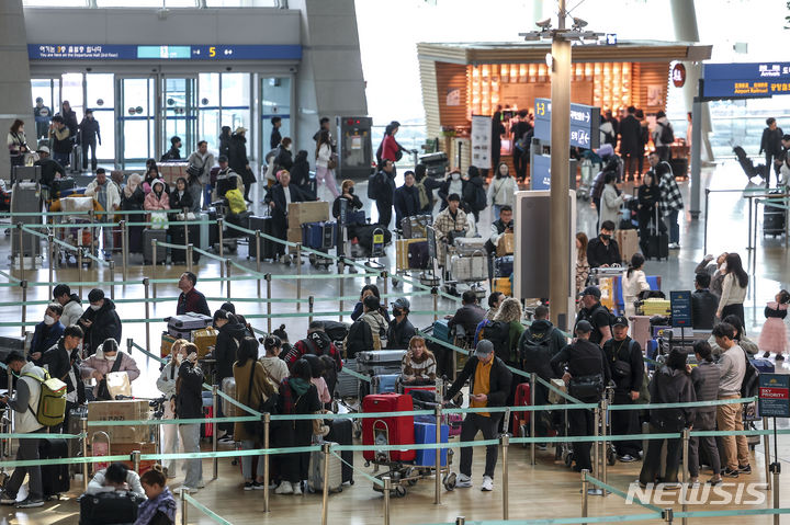 [인천공항=뉴시스] 정병혁 기자 = 설 연휴 첫날인 9일 인천국제공항 1터미널 출국장이 여행객들로 북적이고 있다. 2024.02.09. jhope@newsis.com