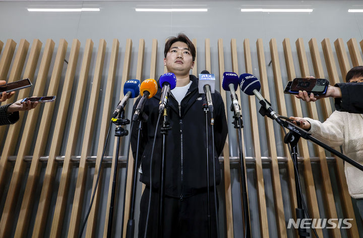 [인천공항=뉴시스] 정병혁 기자 = 메이저리그 샌디에이고 파드리스와 계약한 고우석이 9일 미국에서 열리는 스프링캠프 훈련에 참가하기 위해 인천국제공항에 도착한 뒤 출국에 앞서 취재진의 질문에 답하고 있다.  2024.02.09. jhope@newsis.com