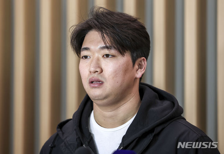 [인천공항=뉴시스] 정병혁 기자 = 메이저리그 샌디에이고 파드리스와 계약한 고우석이 9일 미국에서 열리는 스프링캠프 훈련에 참가하기 위해 인천국제공항에 도착한 뒤 출국에 앞서 취재진의 질문에 답하고 있다.  2024.02.09. jhope@newsis.com