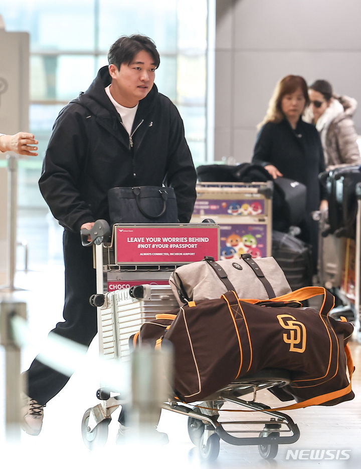 [인천공항=뉴시스] 정병혁 기자 = 메이저리그 샌디에이고 파드리스와 계약한 고우석이 9일 미국에서 열리는 스프링캠프 훈련에 참가하기 위해 인천국제공항에서 출국수속을 하고 있다.  2024.02.09. jhope@newsis.com