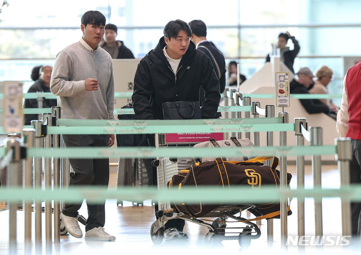 [인천공항=뉴시스] 정병혁 기자 = 메이저리그 샌디에이고 파드리스와 계약한 고우석이 9일 미국에서 열리는 스프링캠프 훈련에 참가하기 위해 인천국제공항에서 출국수속을 하고 있다.  2024.02.09. jhope@newsis.com