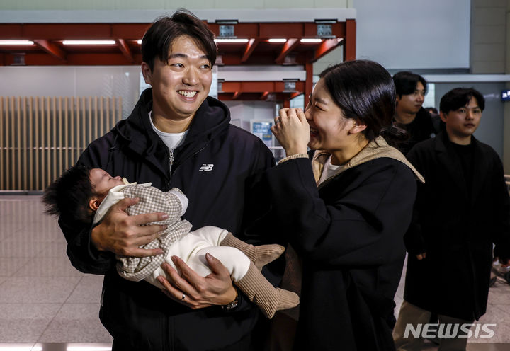 [인천공항=뉴시스] 정병혁 기자 = 메이저리그 샌디에이고 파드리스와 계약한 고우석이 9일 미국에서 열리는 스프링캠프 훈련에 참가하기 위해 인천국제공항에 도착한 뒤 출국에 앞서 가족들에게 인사를 하고 있다.  2024.02.09. jhope@newsis.com