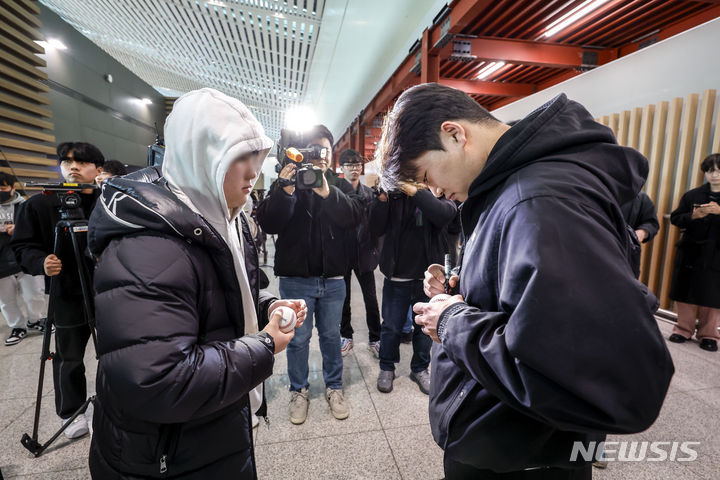 [인천공항=뉴시스] 정병혁 기자 = 메이저리그 샌디에이고 파드리스와 계약한 고우석이 9일 미국에서 열리는 스프링캠프 훈련에 참가하기 위해 인천국제공항에 도착한 뒤 팬들에게 사인을 하고 있다.  2024.02.09. jhope@newsis.com