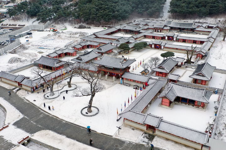 [수원=뉴시스] 겨울철 감상할 수 있는 수원화성 화성행궁의 설경. (사진=수원시 제공) 2024.02.10. photo@newsis.com *재판매 및 DB 금지