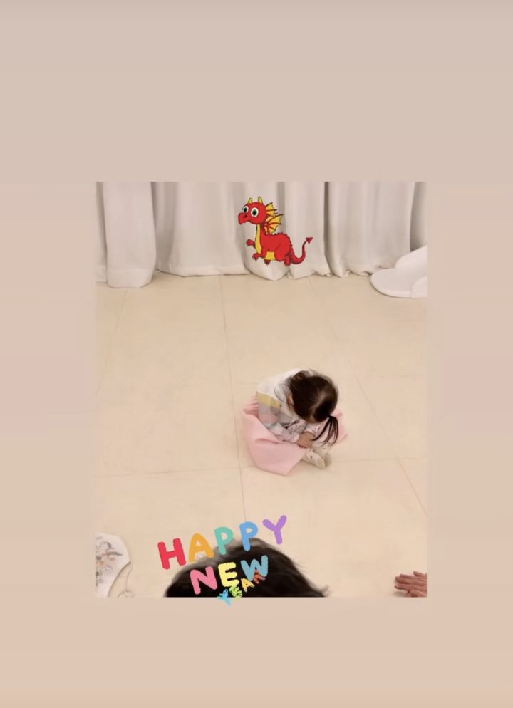 [서울=뉴시스] 그룹 '핑클' 출신 배우 성유리가 새해 인사를 하면서 쌍둥이 딸 사진을 공개했다. (사진=성유리 인스타그램 캡처) 2024.02.10. photo@newsis.com *재판매 및 DB 금지