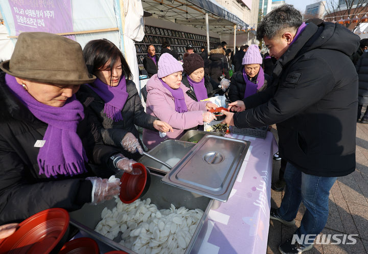 [서울=뉴시스] 홍효식 기자 = 이태원 참사 유가족들이 설날인 10일 서울광장 10.29 이태원 참사 희생자 합동분향소에서 떡국 나눔 행사를 하고 있다. 2024.02.10. yesphoto@newsis.com