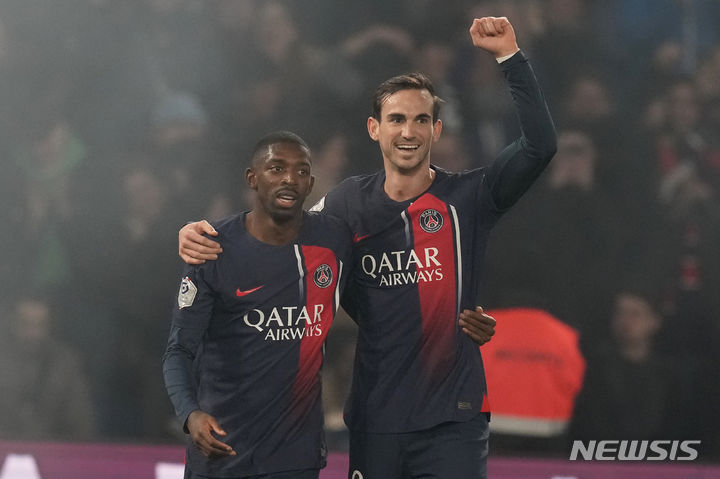 [파리=AP/뉴시스]파리생제르맹의 파비안 루이스(오른쪽)와 우스만 뎀벨레가 득점 후 기뻐하고 있다. 2024.02.11. 