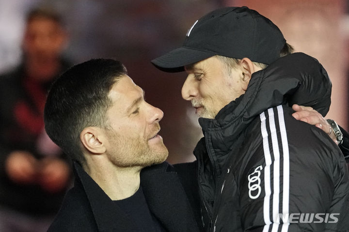 [레버쿠젠=AP/뉴시스]알론소 감독(왼쪽)과 투헬 감독. 2024.02.10.