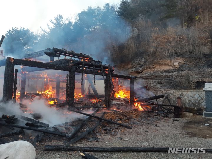 [파주=뉴시스] 사찰 화재. (사진=산림청 제공) 2024.02.11 photo@newsis.com