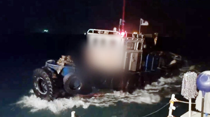 [부산=뉴시스] 10일 0시께 부산항에서 러시아산 수산물 수십 상자를 몰래 들여오던 선박 A호가 부산해경에 적발됐다. (사진=부산해양경찰서 제공) 2024.02.10. photo@newsis.com *재판매 및 DB 금지