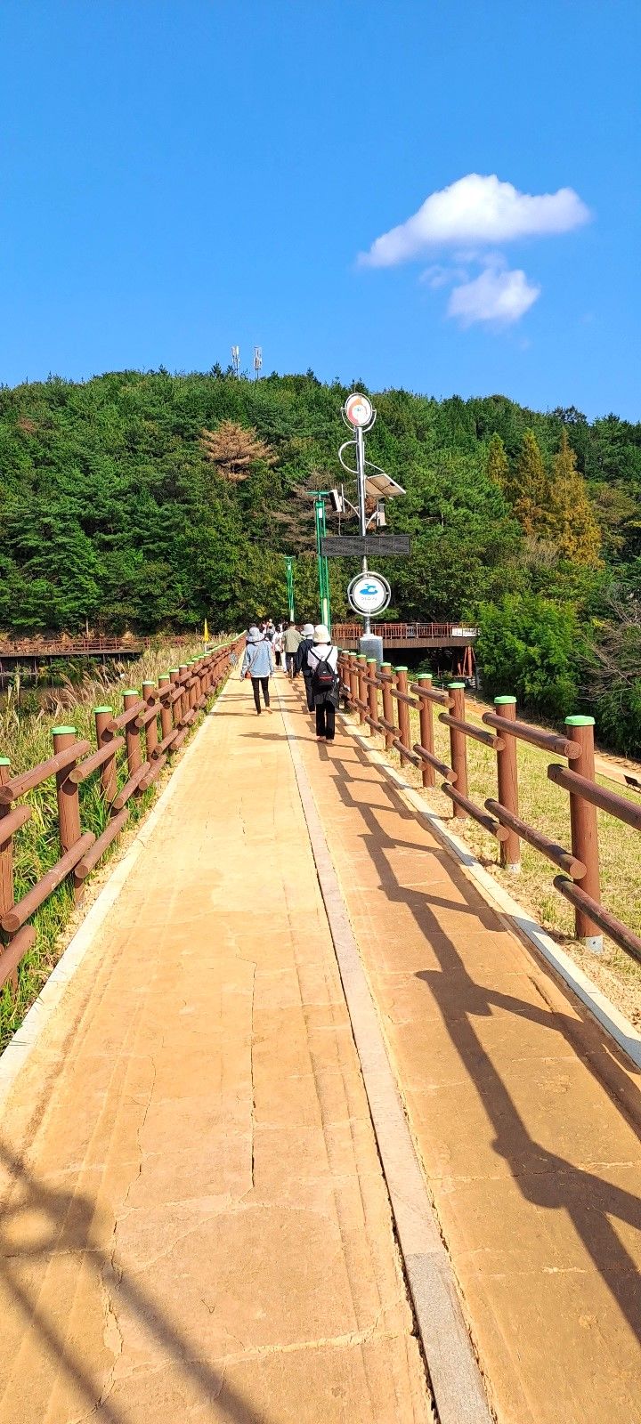 [여수=뉴시스] 김석훈 기자 = 전남 여수시가 지난해 조성한 미평 수원지 뚝방 황토 맨발 걷기길을 시민들이 걷고 있다. 2024.02.11. kim@newsis.com *재판매 및 DB 금지