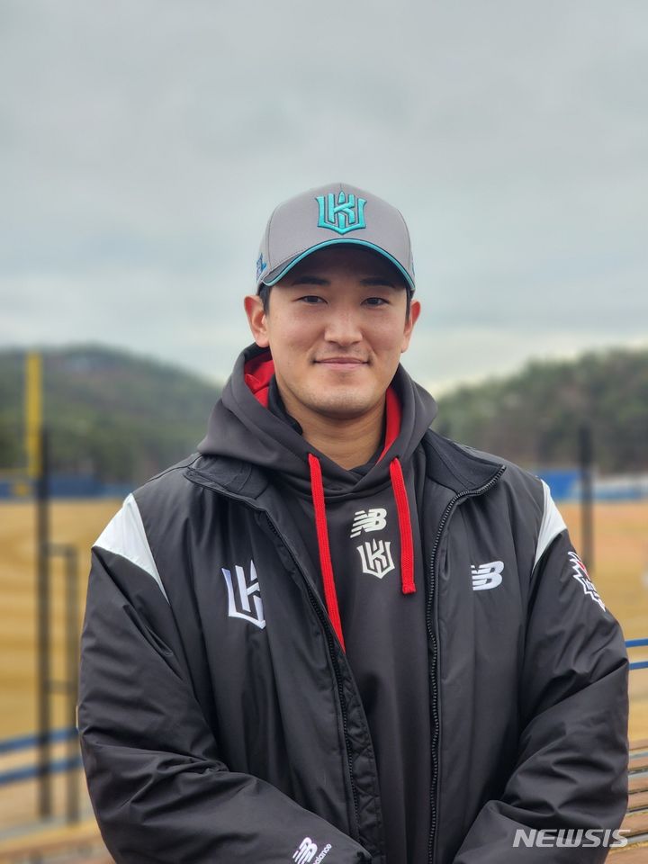 [기장=뉴시스]김주희 기자=KT 위즈 고영표가 부산 기장 현대차 드림볼파크에서 취재진과 인터뷰를 하고 있다. 