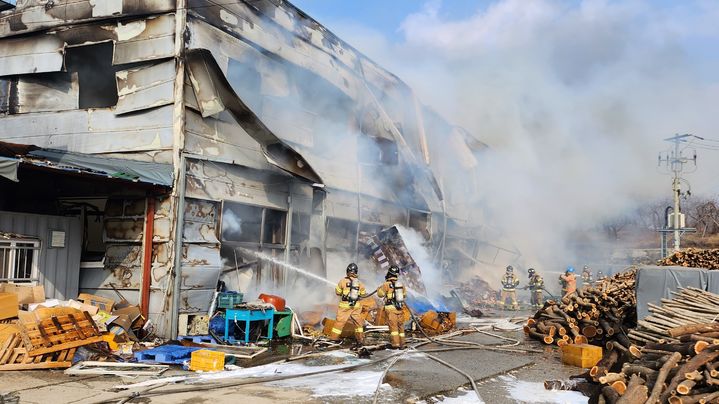 약초 창고 화재 진압.(사진=제천소방서 제공) *재판매 및 DB 금지