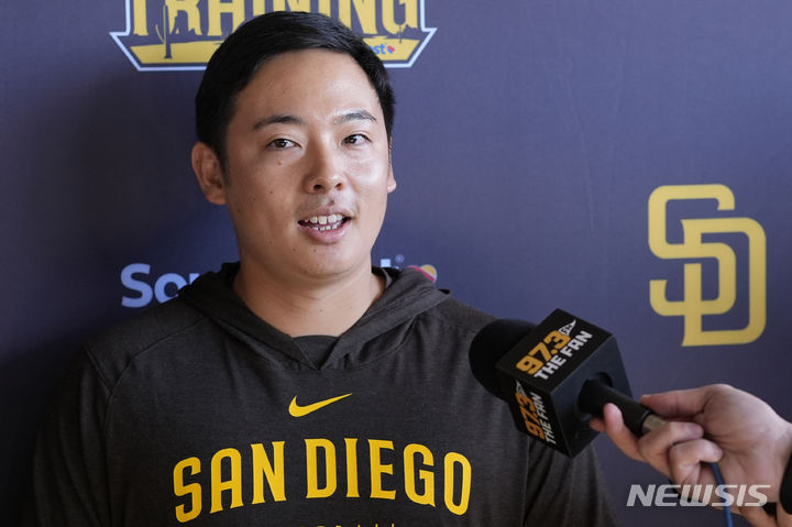 [피오리아=AP/뉴시스]샌디에이고 파드리스 마쓰이 유키가 팀의 스프링트레이닝 첫날 인터뷰에 응하고 있다. 2024.02.12.
