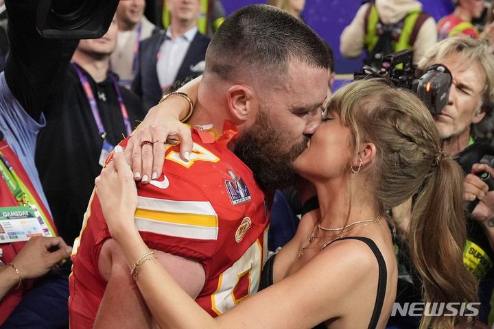 [라스베이거스=AP/뉴시스] 키스하는 트래비스 켈시와 테일러 스위프트
