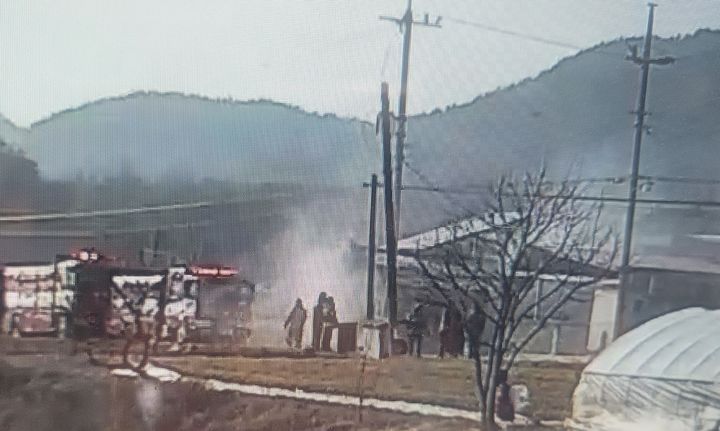 [예천=뉴시스] 예천군 호명면 한 창고에서 발생한 화재를 진압하고 있다. (사진=경북소방본부 제공) 2024.02.12. photo@newsis.com *재판매 및 DB 금지