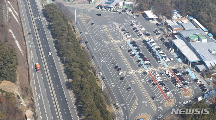 [군산=뉴시스] 김얼 기자 = 설 연휴 마지막 날인 12일 전북 군산시 상공에서 바라본 군산휴게소가 한산한 모습을 보이고 있다. (촬영협조 = 전북특별자치도경찰청 항공대 경위 김종식 기장, 경위 이상현 부기장, 경감 김문수 승무원, 전북사진기자단 공동취재 사진) 2024.02.12. pmkeul@newsis.com