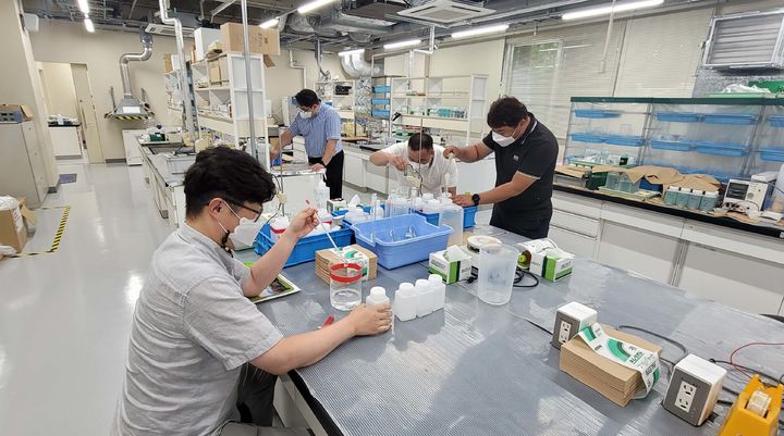 영진전문대 정밀기계공학과 1기 학생들이 지난 2022년 일본 도쿄에서 선진 금형기술 연수에 참여하고 있다.&nbsp; *재판매 및 DB 금지