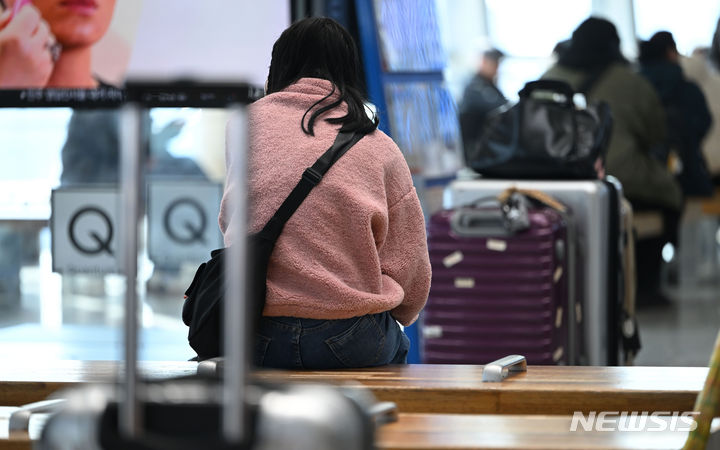 [광주=뉴시스] 이영주 기자 = 설 연휴 마지막 날인 12일 오후 광주 광산구 광주송정역에서 한 귀경객이 열차를 기다리고 있다. 2024.02.12. leeyj2578@newsis.com