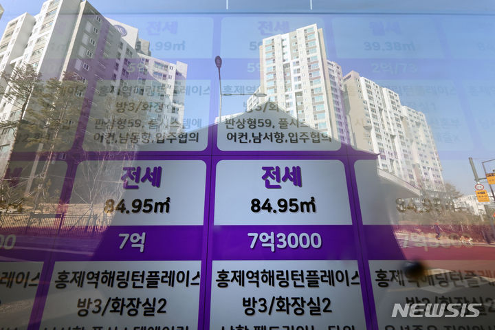 [서울=뉴시스] 김금보 기자 = 아파트 전세가율이 오르고 있다. 한국부동산원에 따르면 작년 12월 전국 아파트 평균 전세가율은 66.8%를 기록, 10개월만에 최고치를 보였다. 사진은 12일 서울 시내 한 부동산. 2024.02.12. kgb@newsis.com