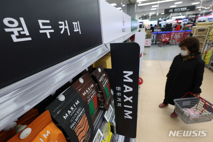 [서울=뉴시스] 김명년 기자 = 한국 커피 수입액이 2년 연속 10억달러를 넘겼다. 지난 11일 관세청의 수출입무역통계에 따르면 작년 커피(생두와 원두) 수입액은 11억1천만달러(약 1조5천억원)를 기록했다. 이는 5년 전의 1.7 배이며 10년 전과 비교해 2.7 배로 나타났다. 사진은 12일 서울 시내 한 대형마트에서 커피 제품 매대. 2024.02.12. kmn@newsis.com