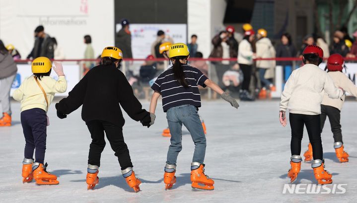 [서울=뉴시스] 김진아 기자 = 설 연휴 마지막 날인 12일 오후 서울광장 스케이트장을 찾은 시민들이 스케이트를 즐기고 있다. 지난해 12월 22일에 개장한 서울광장 스케이트장은 이날 오후 6시30분까지 운영하고 문을 닫는다. 2024.02.12. bluesoda@newsis.com