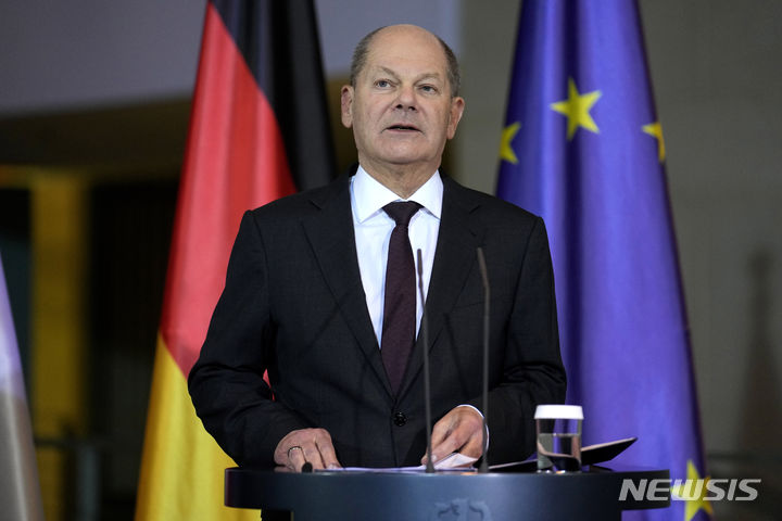[베를린=AP/뉴시스] 올라프 숄츠 독일 총리가 12일(현지시간) 독일 베를린에서 기자회견 하고 있다. 2024.02.13.