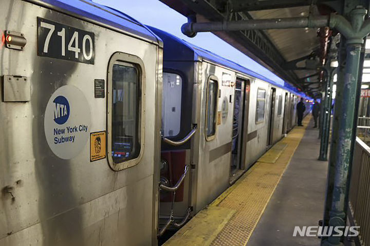 [뉴욕=AP/뉴시스] 미국 뉴욕의 지하철역에서 12일(현지시간) 총격 사건이 발생해 1명이 사망하고 5명이 부상했다고 AP통신이 보도했다. 사진은 경찰이 사건이 일어난 뉴욕 브롱크스 마운트에덴역을 통제하는 모습. 2024.02.13.
