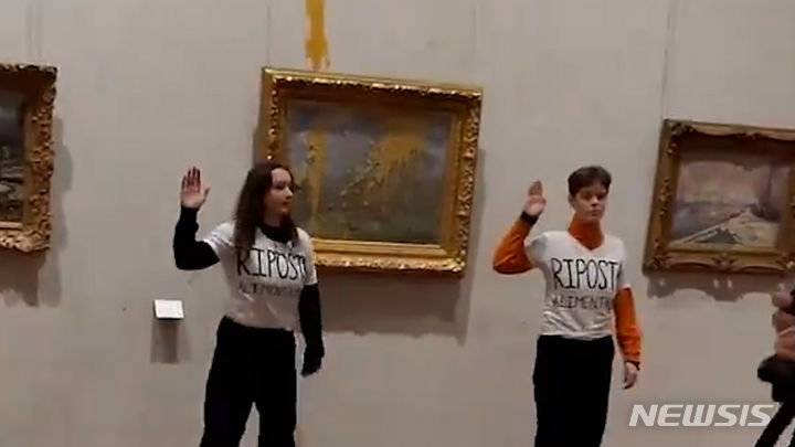 10일(현지시간) 프랑스 리옹 미술관(Musee des Beaux-Arts in Lyon)에 전시된 프랑스 인상주의 화가 클로드 모네(Claude Monet)의 작품 '봄(Le Printemps)'에 여성 환경운동가 2명이 수프를 끼얹었다. 이들은 지난달 28일 파리 루브르 박물관의 '모나리자'에 수프 테러를 저지른 여성 2명과 같은 단체 소속으로, 당시와 마찬가지로 수프를 뿌린 후 단체의 주장을 알리는 구호를 외쳤다. 1872년에 그려진 '봄'은 유리로 보호돼 다행히 훼손되지 않았다. 출처 : @WarNewsPL1 *재판매 및 DB 금지