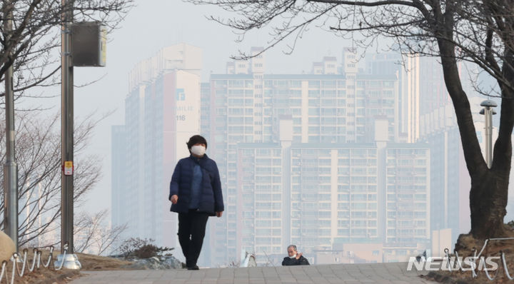 [인천=뉴시스] 전진환 기자 = 중부지방 미세먼지가 나쁨을 보인 지난 2월13일 오전 인천 남동구 중앙공원에서 바라본 시내가 뿌옇게 보이는 모습. 2024.03.17. amin2@newsis.com