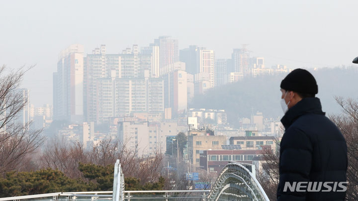 [인천=뉴시스] 전진환 기자 = 중부지방 미세먼지가 나쁨을 보인 지난 13일 오전 인천 남동구 중앙공원에서 바라본 시내가 뿌옇게 보이는 모습. 2024.03.17. amin2@newsis.com