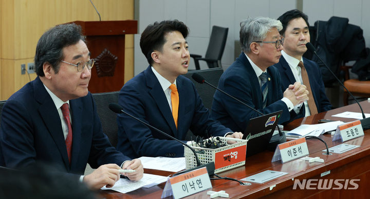 [서울=뉴시스] 고범준 기자 = 이준석 개혁신당 공동대표가 13일 오전 서울 여의도 국회 의원회관에서 열린 제1차 최고위원회의에서 발언하고 있다. 2024.02.13. bjko@newsis.com