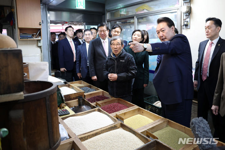 [부산=뉴시스] 전신 기자 = 윤석열 대통령이 13일 부산 동래구 동래시장을 방문해 쌀가게를 둘러보고 있다. (대통령실통신사진기자단) 2024.02.13. photo1006@newsis.com