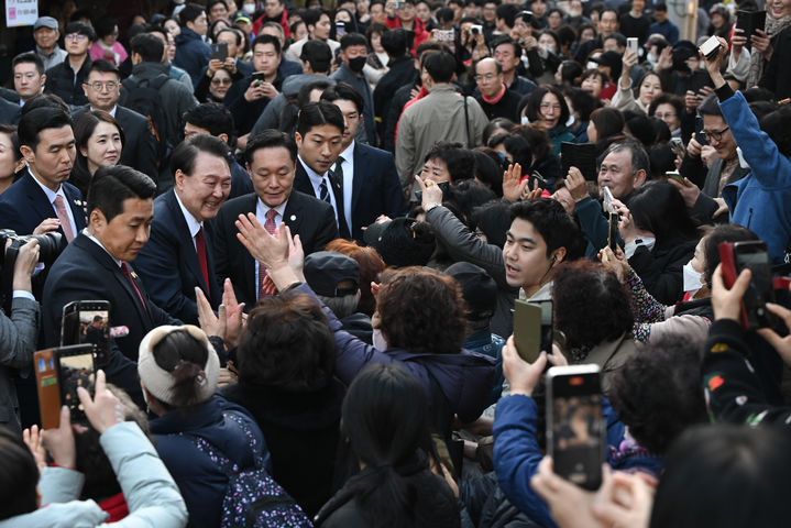 [부산=뉴시스] 윤석열 대통령이 13일 부산시 동래구 동래시장을 찾아 입장에 앞서 환영 나온 시민들에게 인사하고 있다. (사진=대통령실 제공) 2024.02.13. photo@newsis.com *재판매 및 DB 금지