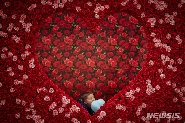 [부쿠레슈티=AP/뉴시스] 일본에서 화이트데이에 관해 비판적인 목소리가 나오고 있다고 사우스차이나모닝포스트(SCMP)가 14일(현지시각) 보도했다. (*본문과 관련 없는 사진) 2024.03.14.