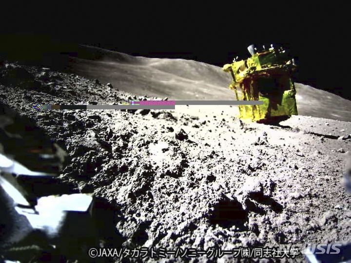 [AP/뉴시스]일본의 달 탐사선 슬림이 촬영한 달의 모습. 이 사진은 우주항공연구개발기구(JAXA)와 다카라 토미, 소니그룹, 도시샤대학이 제공했다. 지난달 일본 최초로 달 착륙에 성공했지만 '휴면 상태'로 들어갔던 무인우주선 '슬림'이 차가운 달의 밤기온을 극복하고 통신을 재개했다고 JAXA가 발표했다고 MHK가 26일 보도했다. JAXA는 향후 슬림에 장착된 특수 카메라 조작이 가능할 경우 새로운 데이터를 취득할 수 있을 것으로 기대하고 있다. 2024.02.26.