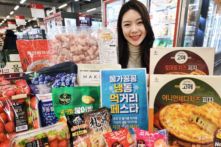 모델이 14일 서울 등촌동 '홈플러스 메가푸드마켓' 강서점에서 '냉동 먹거리 페스타' 행사를 소개하고 있다.(사진=홈플러스 제공) *재판매 및 DB 금지