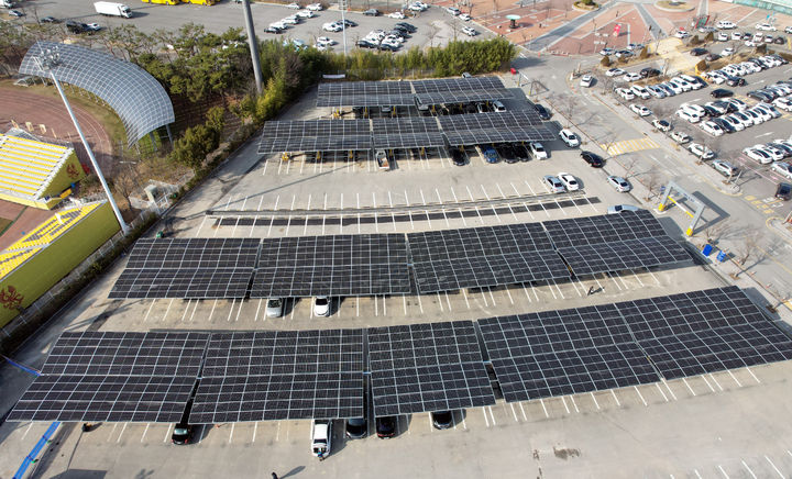 [광주=뉴시스] 광주 월드컵경기장 주차장 부지에 조성된 태양광 발전소. (사진=광주도시공사 제공) photo@newsis.com *재판매 및 DB 금지