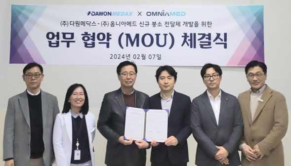 유무영 다원메닥스 대표(가운데 왼쪽), 김원종 옴니아메드 대표(가운데 오른쪽). (사진=다원시스) *재판매 및 DB 금지