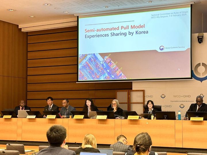 벨기에 브뤼셀에서 개최된 세계관세기구 제42차 원산지기술위원회에서 의장 연임에 성공한 관세청 조선화 주무관(오른쪽서 두번째)이 국제회의를 주관하고 있다. *재판매 및 DB 금지
