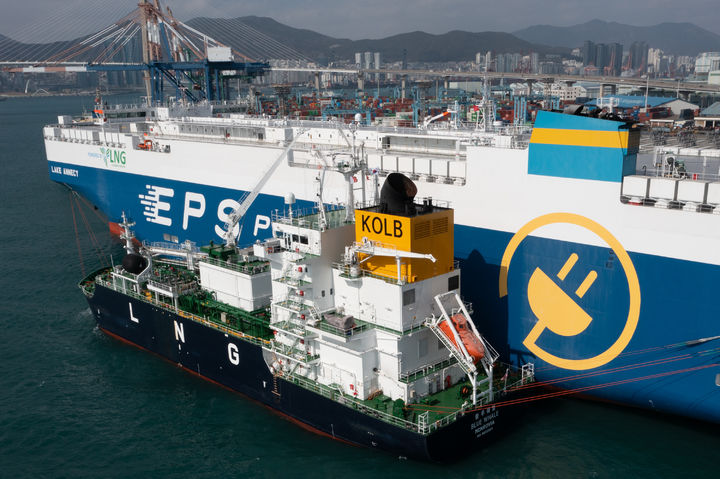 [부산=뉴시스] 부산항만공사(BPA)는 부산항에서 최초로 '선박 대 선박'(Ship to Ship, STS) 방식의 LNG 벙커링이 성공적으로 이뤄졌다고 14일 밝혔다. 사진은 13~14일 양일간 북항 감만부두 1번 선석에서 LNG 벙커링 선박이 STS 방식으로 해외 선사의 자동차 운반선에 LNG 1500t을 공급하고 있는 모습. (사진=BPA 제공) 2024.02.14. photo@newsis.com *재판매 및 DB 금지